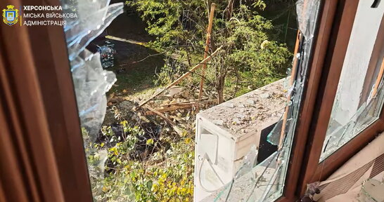 Наслідки обстрілу Херсона: зруйновані будинки та вибиті вікна