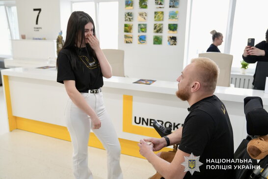 «Хоч я й не можу стати на коліно»: поранений герой з подвійною ампутацією освідчився дівчині у Львові