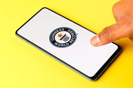 Метал у раціоні, жонглювання мечами та ляльки-привиди: найдивніші рекорди із книги Гіннеса