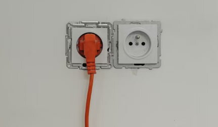 У ДТЕК пояснили, як безпечно вмикати техніку після повернення світла