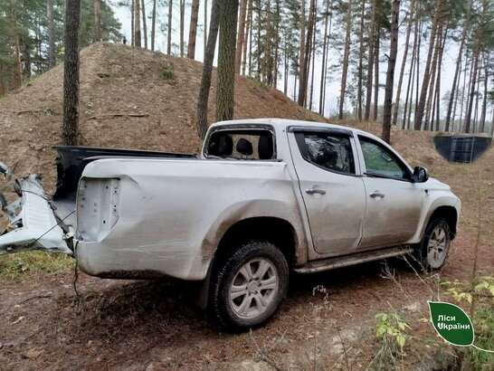 Російський дрон ударив по авто лісівника на Сумщині: є постраждалий