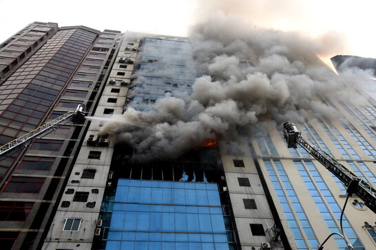 "Найсмертоносніша пожежа з часів Другої світової": у Гонконгу палають багатоповерхівки, 44 загиблих і сотні зниклих