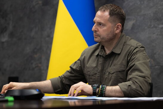 Зеленський не підписуватиме жодних документів про відмову від українських територій — Єрмак