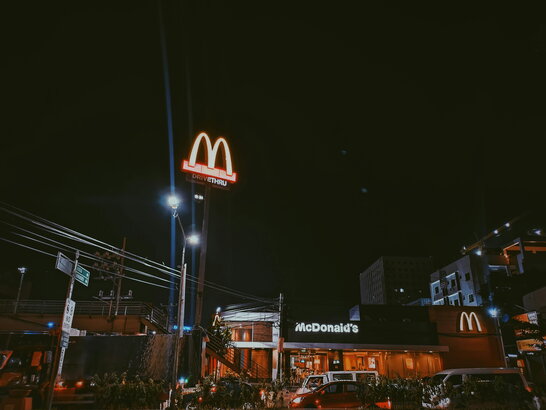 McDonald’s прибрала різдвяну рекламу після хвилі критики через використання ШІ
