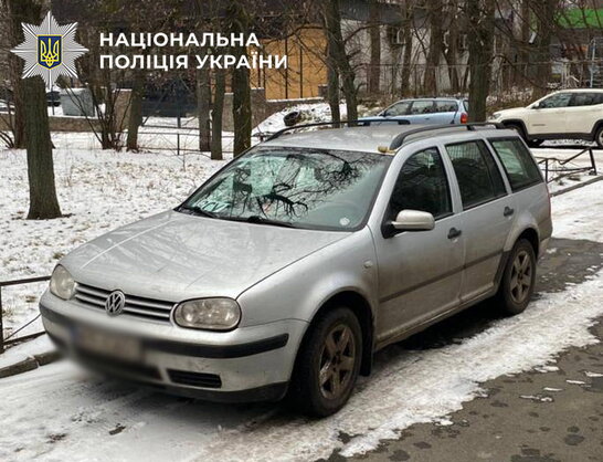 У Києві чоловік їздив із муляжем міни на даху авто