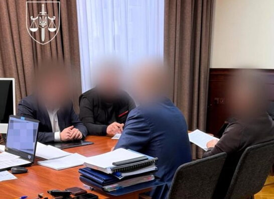 Лякали штрафом у мільярд: адвоката з помічником викрили на шахрайстві у $100 тисяч
