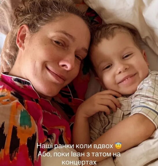 Осадча показала, з ким ніжиться у ліжку, поки чоловік із сином на концерті