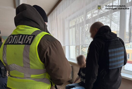 Учень столичної школи напав на вчительку та однокласника: справу розслідують як замах на вбивство
