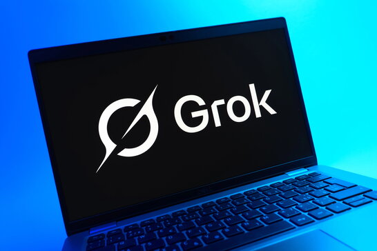 Чат-бот Ілона Маска Grok поширив мільйони сексуалізованих зображень у X