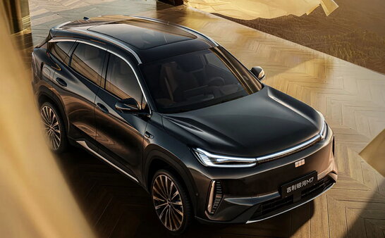 Сімейний кросовер-гібрид Geely Galaxy M7: 3,3 л на 100 км та 1730 км запасу ходу