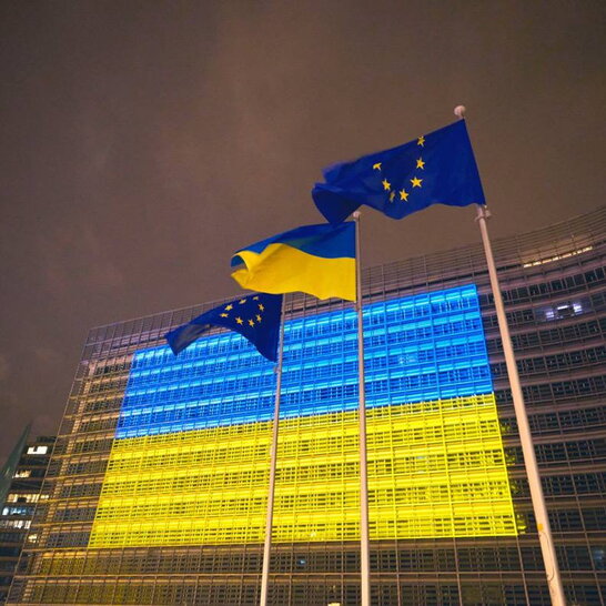Євроінституції підсвітили будівлі в кольорах прапора України у річницю вторгнення