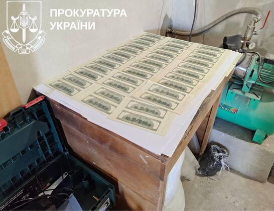 На Києвщині троє чоловіків облаштували підпільну друкарню доларів