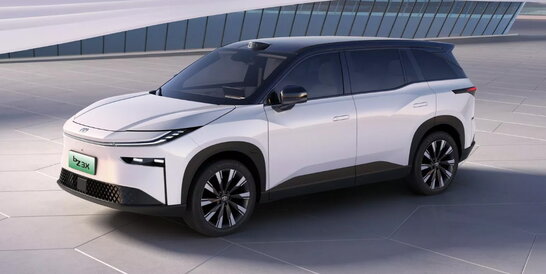 Toyota спокушає цінами на моделі-2025: е-кросовер за $14400, седан – за $13500