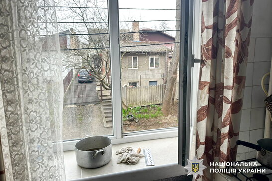 У Рівному жінка випала з вікна під час миття – померла в лікарні