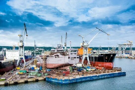 Поблизу Італії торгові судна врятували понад 30 мігрантів після аварії човна