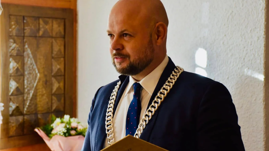 У Польщі адвокатка попросила напоїти мера горілкою, щоб перевірити, як швидко він сп’яніє