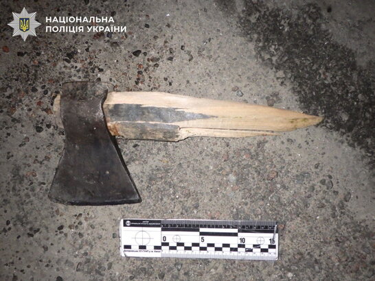 П’яний киянин із сокирою залякував підлітка – намагався вкрасти скутер