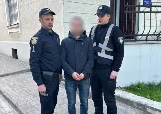 У Жовкві поліцейські затримали чоловіка, який облив томатним соком скульптуру Матері Божої