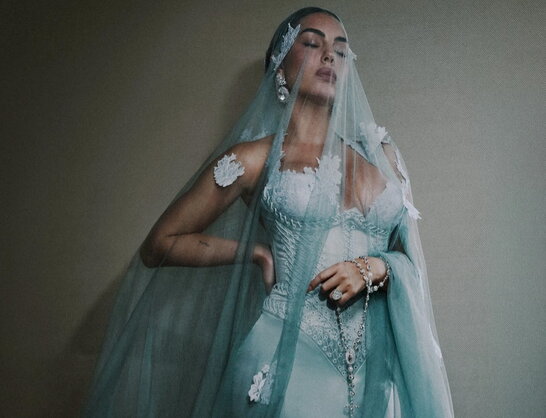 Діамантова вервиця та сукня-оберіг: наречена Роналду перетворила Met Gala на репетицію весілля