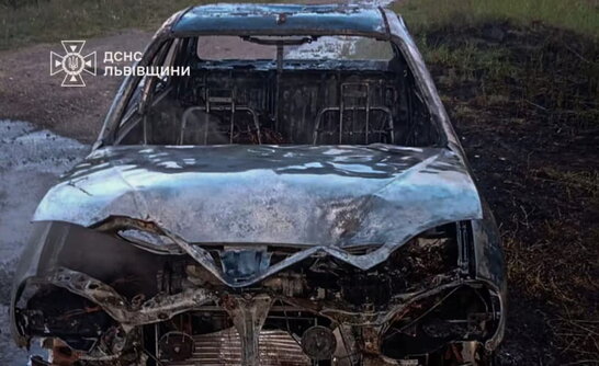 Смертельна пожежа на Яворівщині: у палаючому авто виявили загиблого