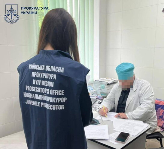 На Київщині лікар отримав підозру через ненадання допомоги 3-річній дитині з хімічним опіком