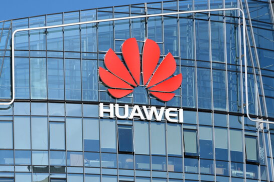 Huawei запатентувала смартфон із вертикальним трифолдом — новий незвичний форм-фактор