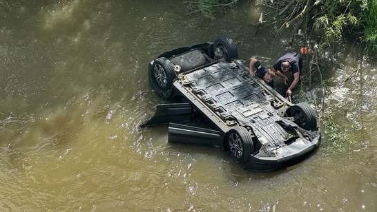На Львівщині автомобіль перекинувся в річку: загинув 27-річний водій