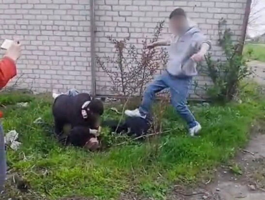 На Дніпропетровщині підлітків судитимуть за групову бійку: постраждали хлопець і дівчина, яка його захищала