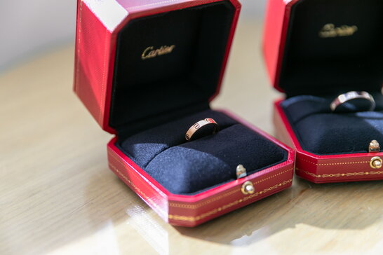 Розкіш в обхід санкцій: елітні прикраси Cartier потрапляють до Росії через Казахстан
