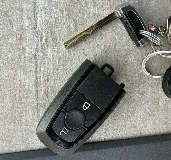 Кілька способів відкрити та завести авто, якщо батарейка в брелку «сіла»