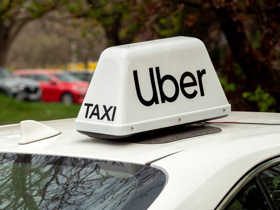Uber придбає власника Glovo за €13 млрд: як угода вплине на український сервіс доставки
