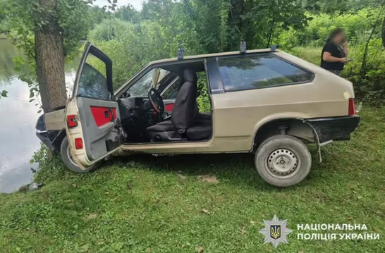 На Хмельниччині пʼяний водій катав дівчину на капоті та в'їхав у дерево