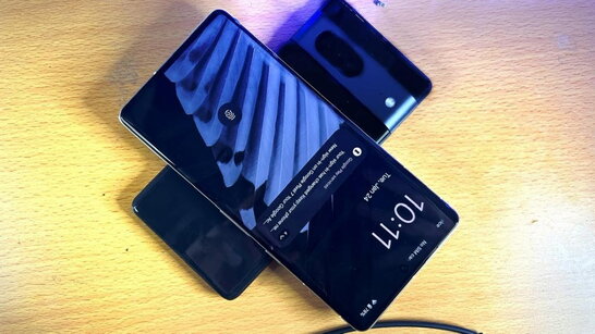 Як зарядити смартфон, навушники і смарт-годинники від іншого смартфона: два прості варіанти