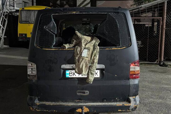 У Луцьку близько 30 людей напали на військових ТЦК та розтрощили службове авто