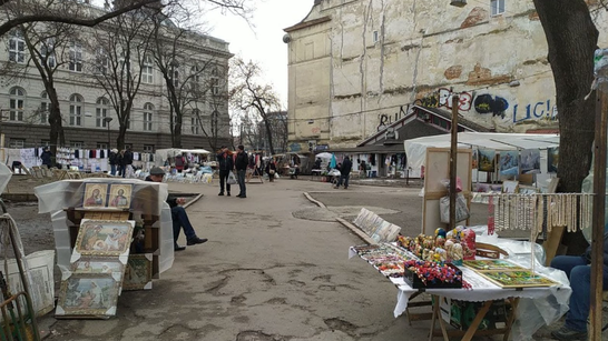 П’яний чоловік з палицею напав на муніципала у центрі Львова