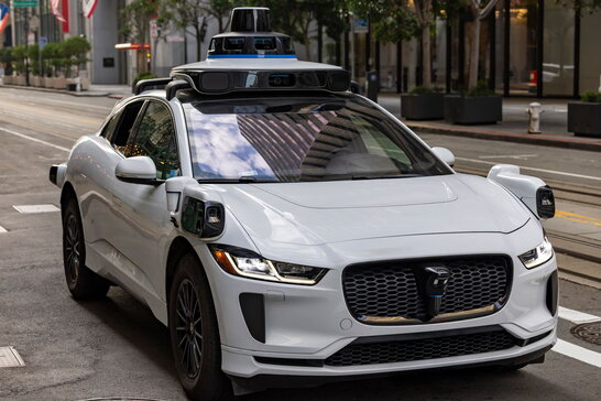 Китай планує масово впровадити автономні авто до 2030 року