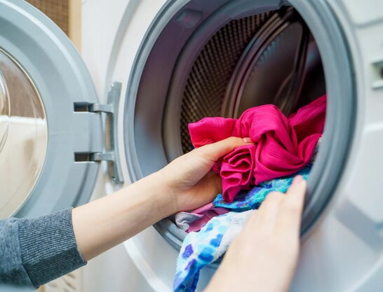 Видалить плями й освіжить речі: як використати оцет для прання