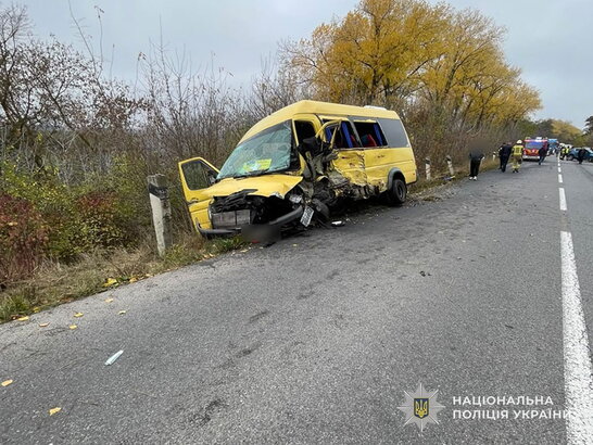 На Тернопільщині легковик зіткнувся з автобусом: є загибла та дев’ятеро травмованих
