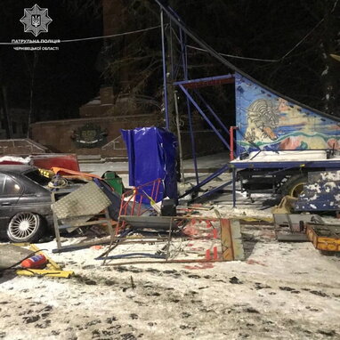 П'яний водій на BMW зніс атракціони Різдвяного містечка у Чернівцях