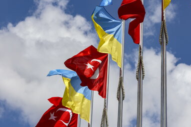 Через протоку Босфор: Туреччина веде переговори з рф і Україною про розблокування експорту зерна