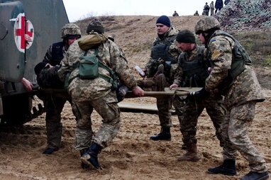 Групу поранених українських військових вперше доставили до госпіталю армії США