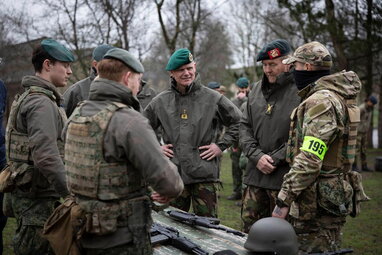 Король Нідерландів відвідав військових ЗСУ, які проходять навчання у Великій Британії