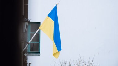 У Латвії затримали чоловіків, які зірвали український прапор