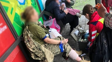 У Києві автомобіль в’їхав у зупинку: постраждала військовослужбовиця