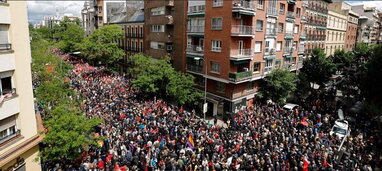 Тисячі прихильників прем’єра Іспанії просять його не йти у відставку