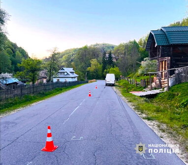 На Косівщині під колеса мікроавтобуса потрапила 12-річна дівчинка