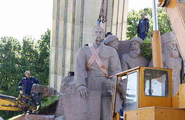 У Києві почали демонтаж монумента на честь Переяславської ради