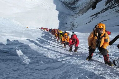 Суд Непалу обмежив кількість дозволів на сходження на Еверест