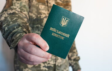 ДПСУ пропускає за кордон чоловіків лише з паперовим військовим документом