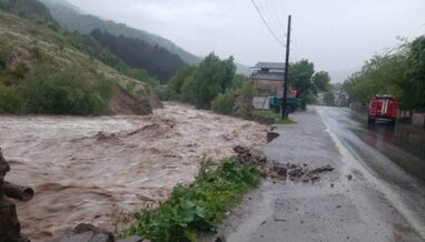 У Вірменії повінь зруйнувала дороги та затопила будинки